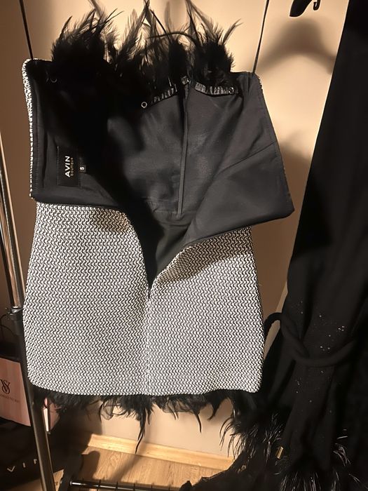 Вечерна рокля с щеаусови пера