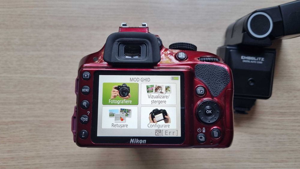 DSLR Nikon D3300 + Obiectiv Sigma DG 28-300mm cu Defecte + Blitz Bun