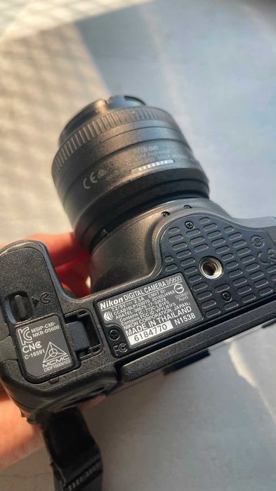 Nikon D5600 + Nikon 35mm f/1.8G + card 128GB, doar 9875 cadre