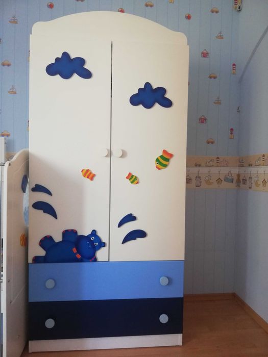 Гардероб и бебешко легло