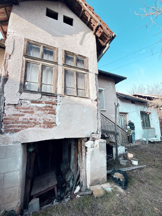 Къща с двор в с.Владимирово (Монтанско)