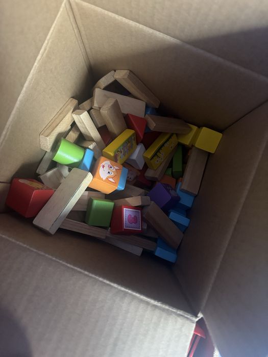 Игрушки кубики и микроскоп