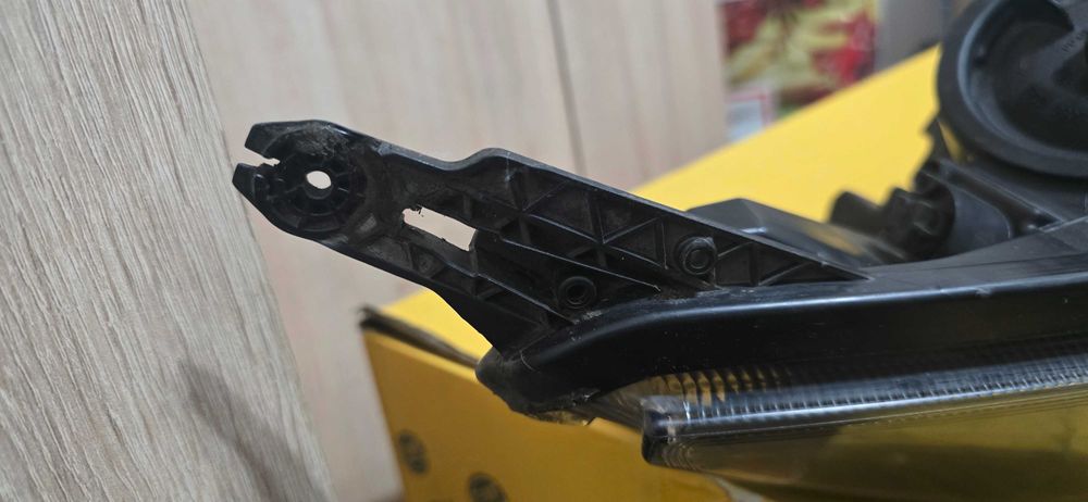 Far Bi-Xenon Opel Insignia Model A 2014, parte dreapta