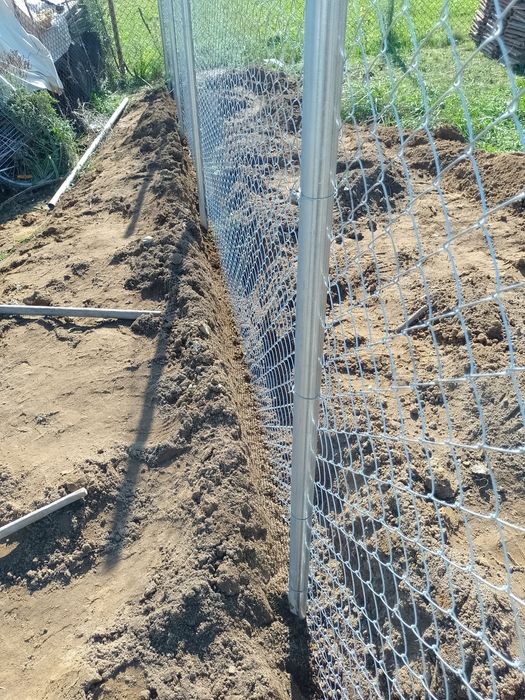 Изграждане на ограда (оградна мрежа ,тел )и септични ями!