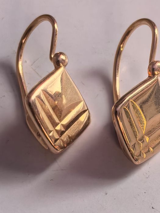 Продам золотые серьги (россия)