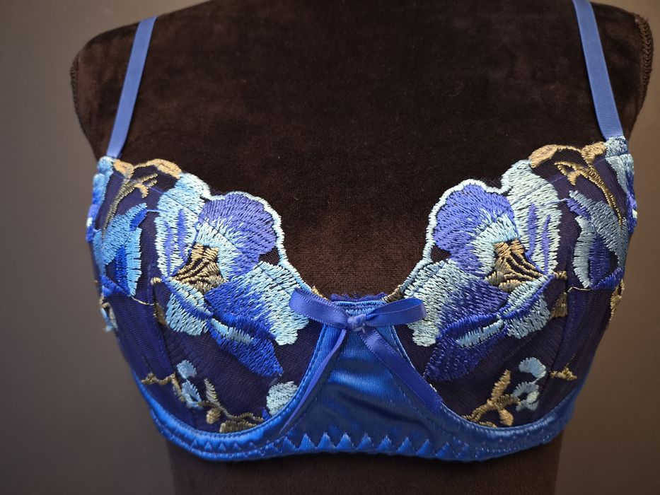 Sutien albastru cu broderie florală, tul transparent, bretele reglabile