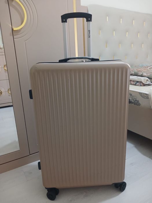 Продам чемодан в отличном состоянии