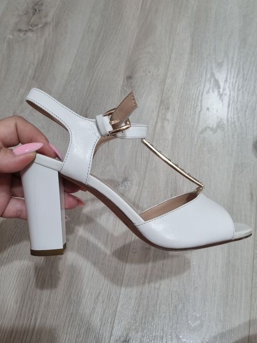 Продам босоножки очень красивые