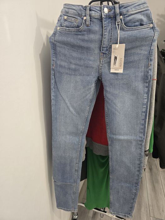Blugi de vânzare