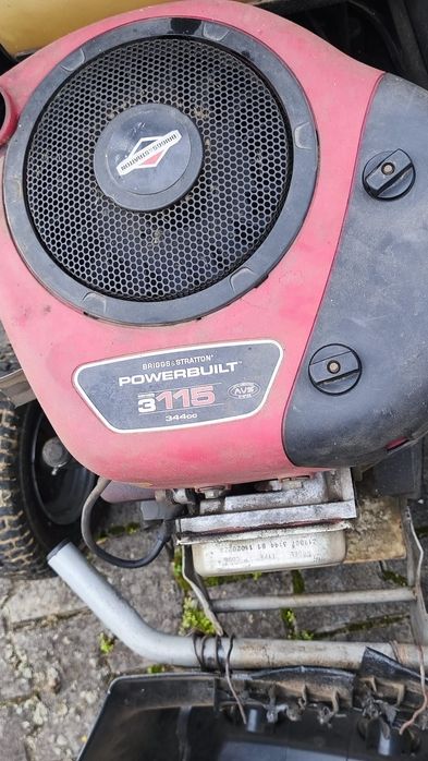 Tractoras de tuns gazonul