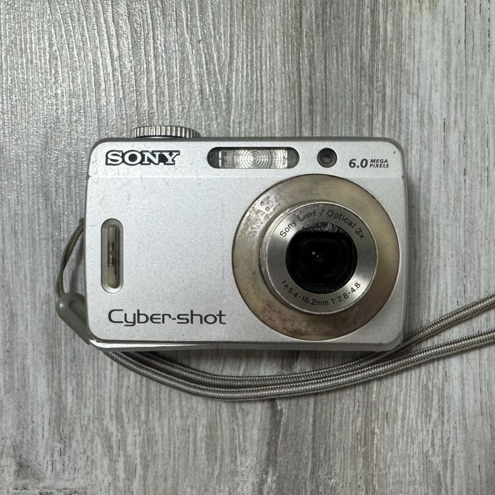Фотоаппарат Sony в рабочем состоянии