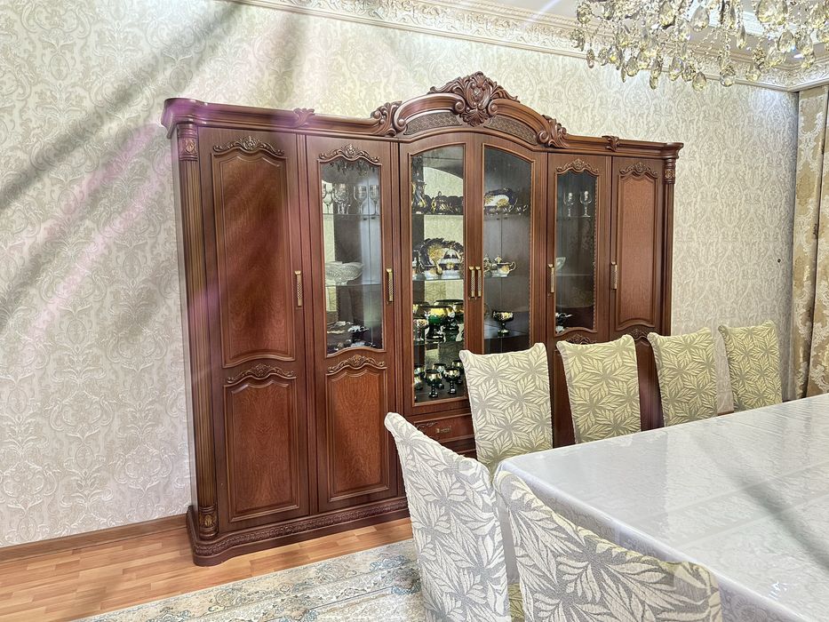 Mehmonxona uchun stenka va stol-stul