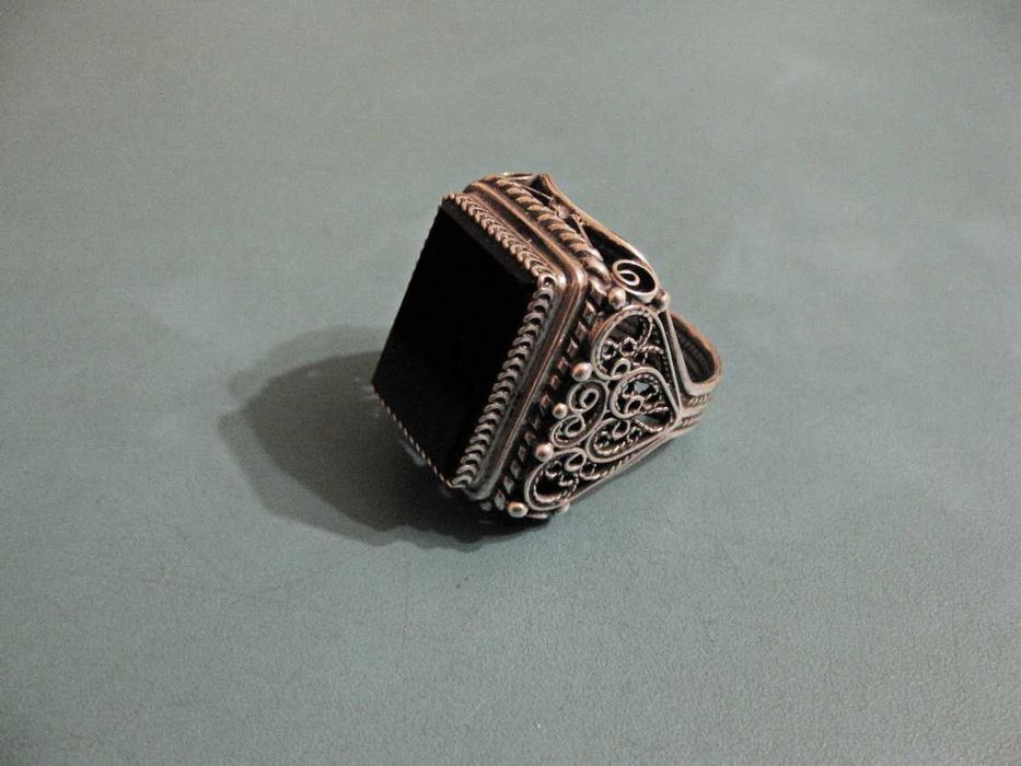 Перстень (филигрань, серебро) с черным камнем.