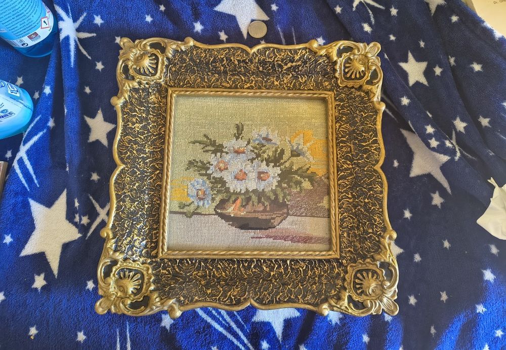 Goblen margarete, rama baroc, geam de sticla, agatatoare pe verso