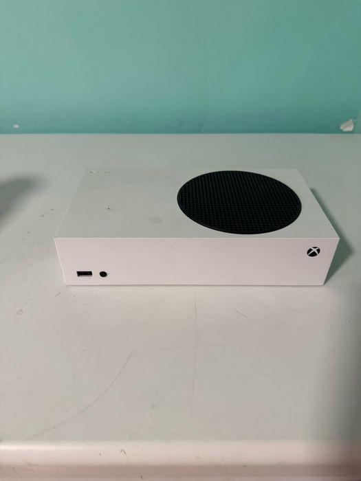 Продаю xbox series s 1 джостик + игры