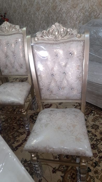 Продаётся срочно  стол стул.