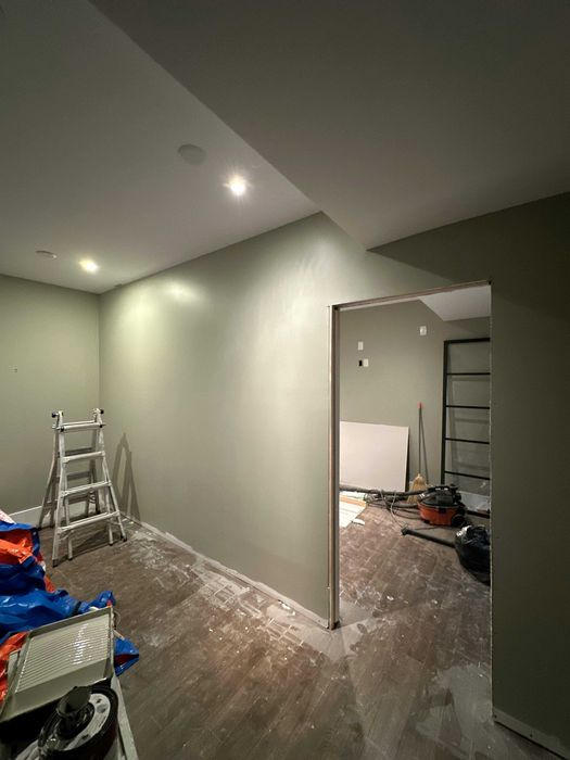 Шпакловка, боядисване, ремонт на баня и поставяне на подови настилки