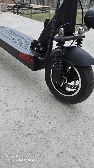 Vând trotineta electrica