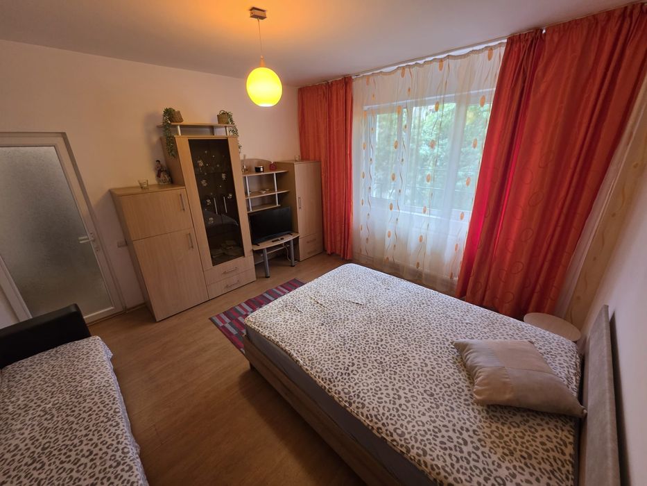Închiriez garsoniera