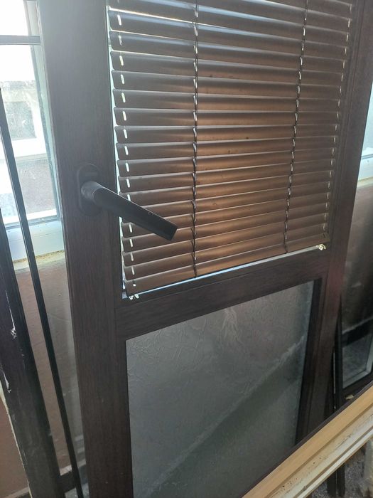 Продавам алуминиева дограма врата и прозорец