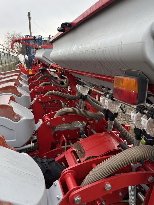 Продавам сеялка IrTem 6 реда с торовнасяне!