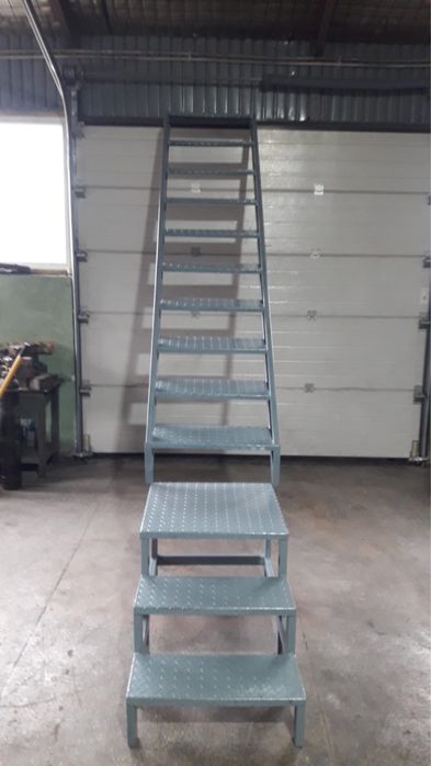 Scara metalica industriala cu platforma reglabila