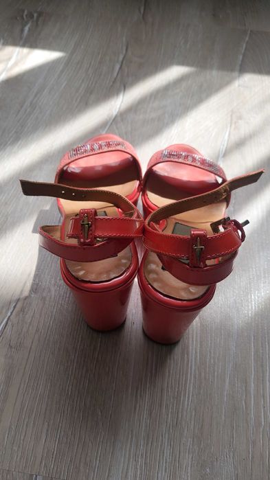 Cesare Paciotti висока платформа сандали