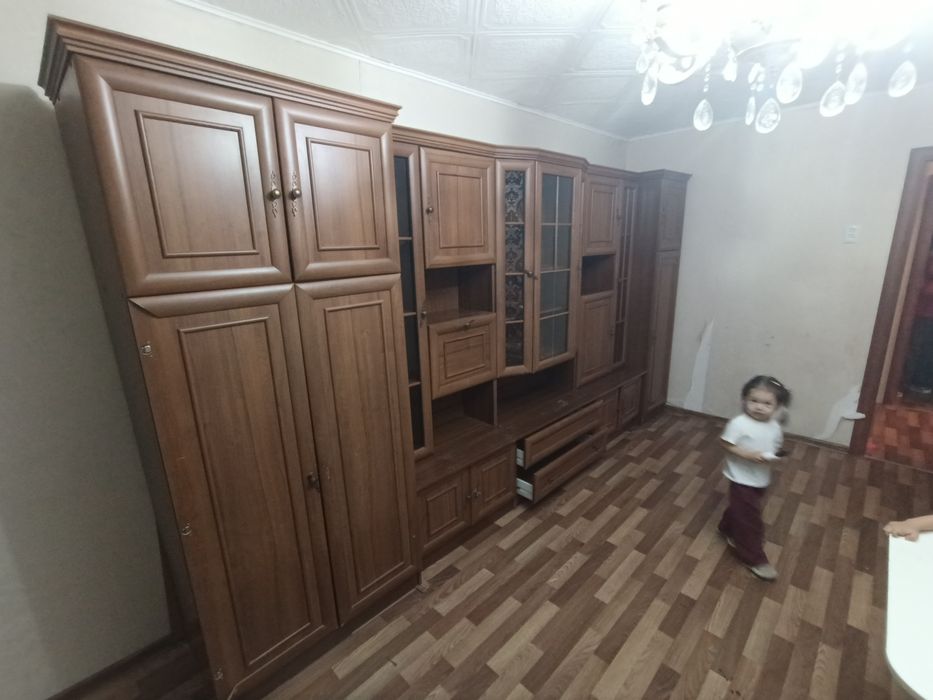 Диван, шкаф , отдам безплатно