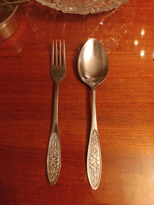 .Хрустальная ваза25,5-9,5 см.графини стаканыЛожки и вилки нержавейка.