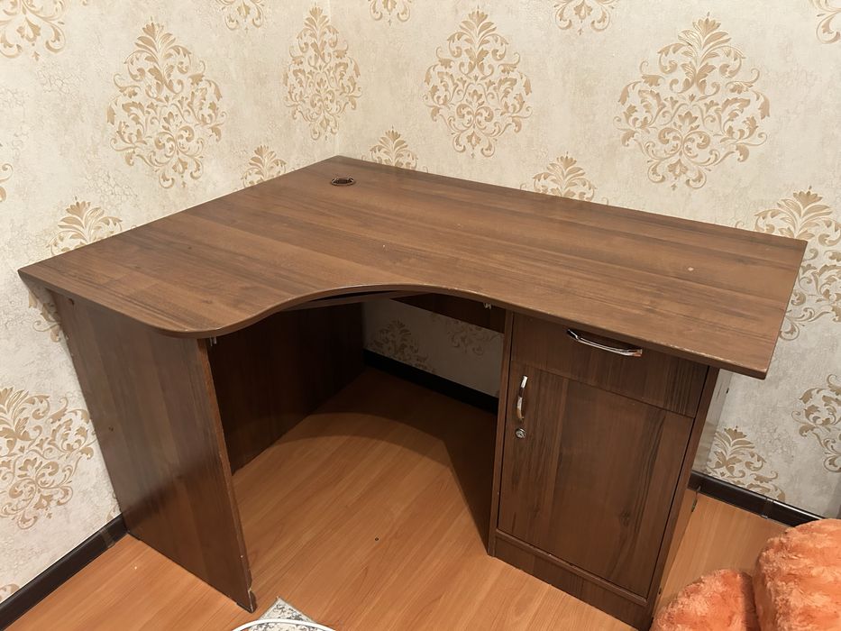 учебный столик.