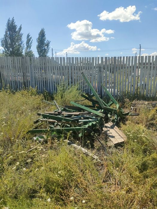 Отдам бесплатно поддоны и топчан