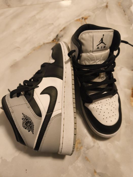 Vând Jordan 1 mid !