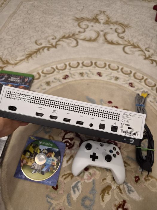 Xbox one s 500gb + 3 jocuri