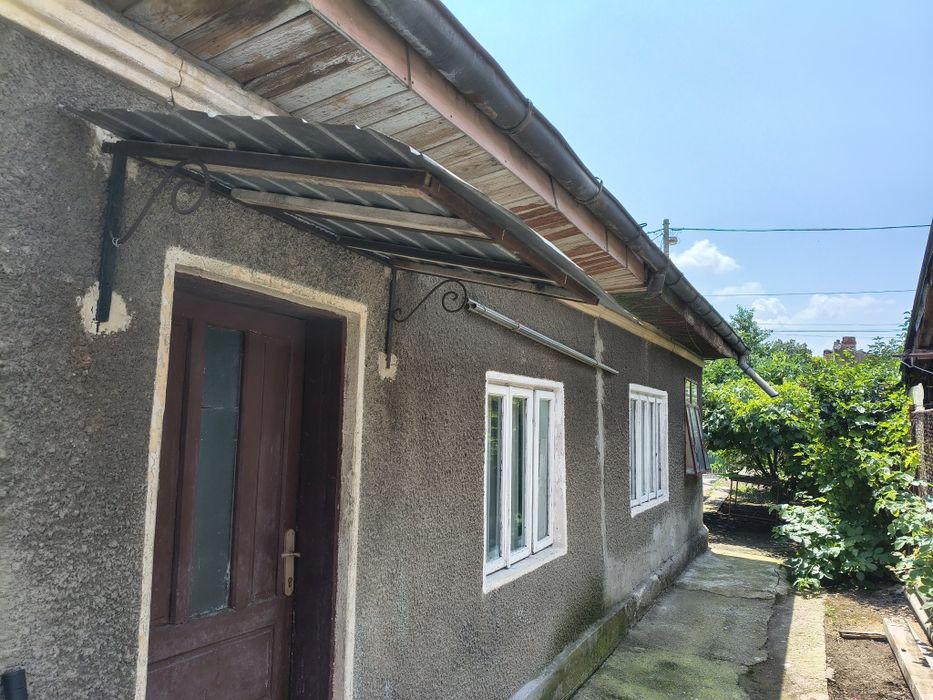 Ofer spre vânzare casa locuibilă situată în municipiul Ploiești, str. Rarău, într-o zonă liniștită, cu acces facil, la aprox 20 de minute de Gara Sud.