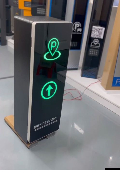 Шлагбаум с стеклянной дверью