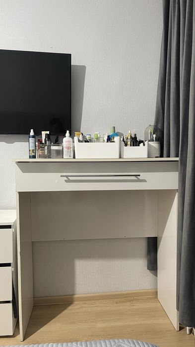 Продается комод или стол для визажиста