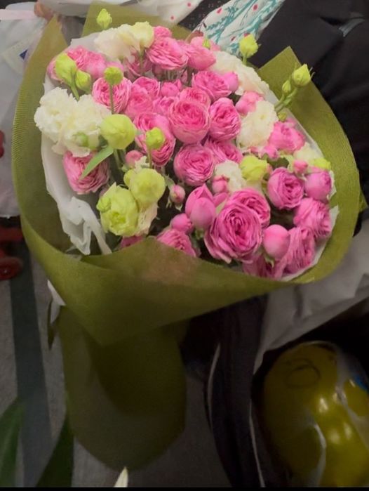 Букет кустовых роз с эустомами