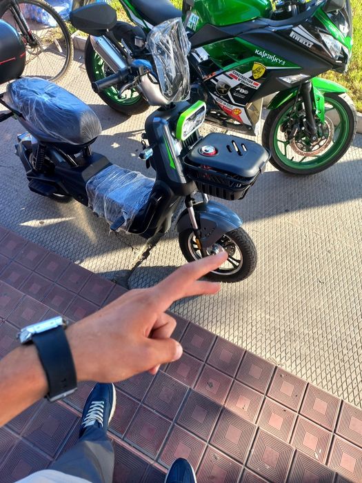 Skuter moped sotiladi