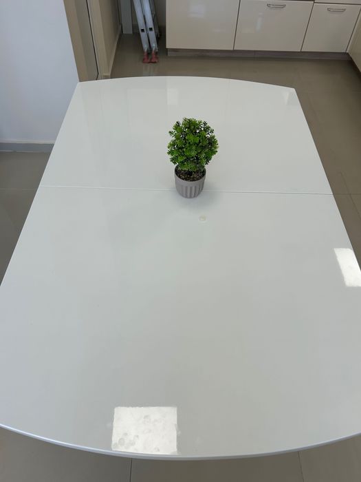 Продавам трапезна маса