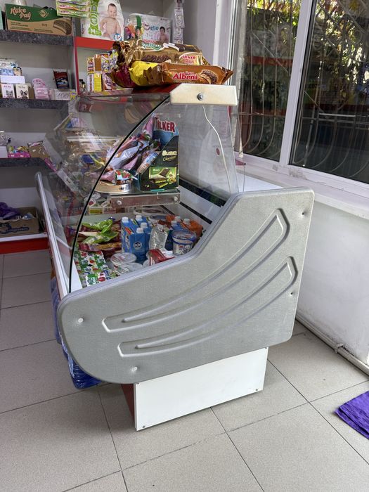 Срочно продам витринный холодильник