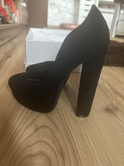Дамски обувки на висок ток