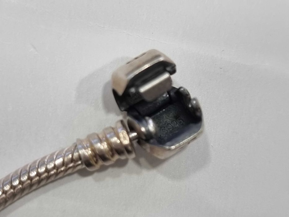 Дамска сребърна гривна Pandora с елементи