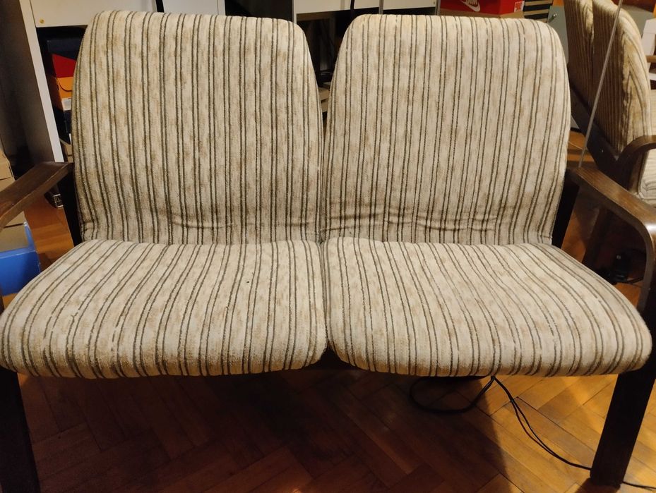 Само лично взимане от място!Канапе двуместно, размер 115/53 см.