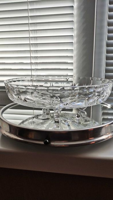 Изящна кристална купа на крачета