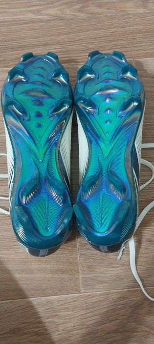 Футболный бутсии размер 37