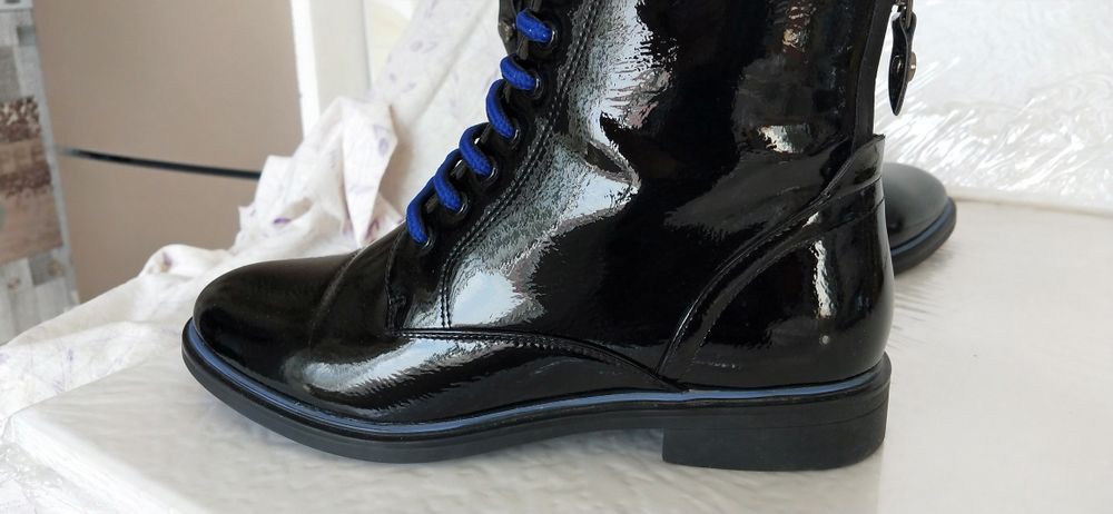 Продаются лакированные ботинки