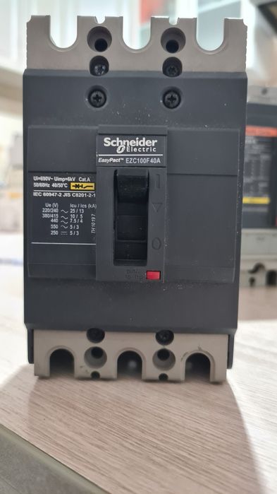 Продам Merlin Gerin.