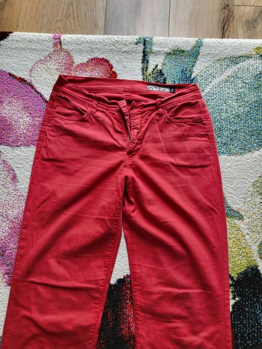 Pantaloni roșii jeans