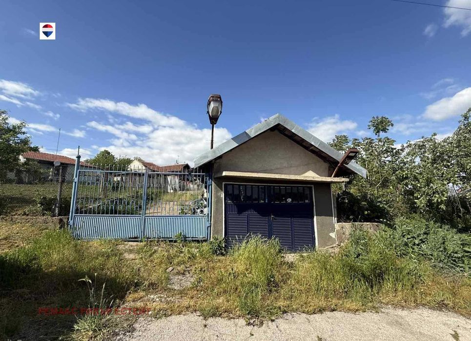 Парцел с гараж за продажба в с. Червена вода