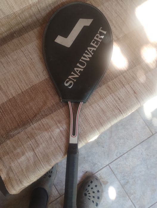 Vând rachetă de tenis snauvaert graphite pro  cu husa.